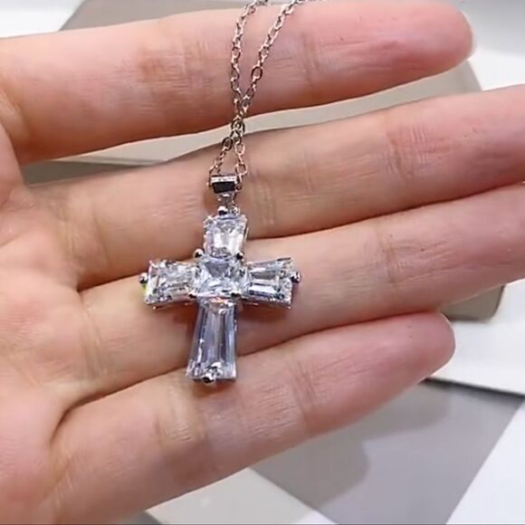💖Gorgeous Sparkling Cz cross pendant on a 24” Silver Snake chain - Picture 14 of 16